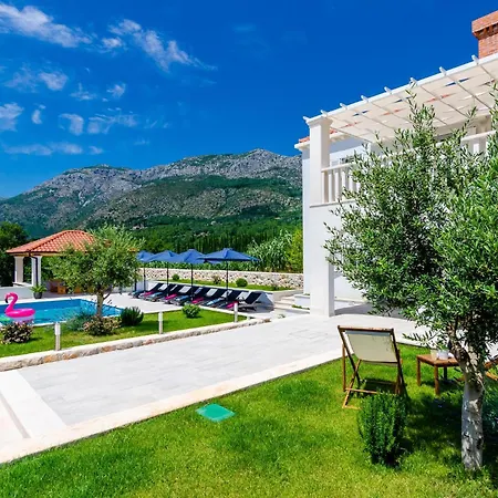 Holiday home 5 Bedroom Cozy In Gruda
