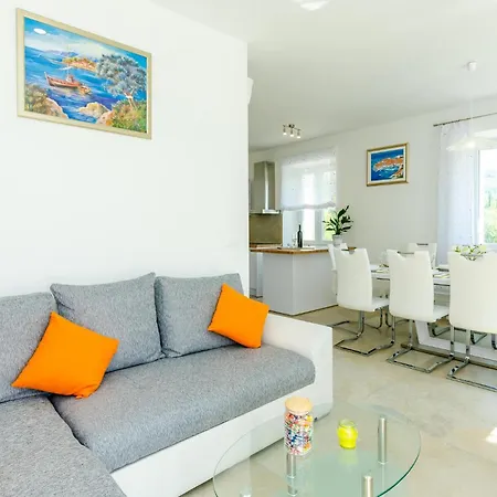 Holiday home 5 Bedroom Cozy In *