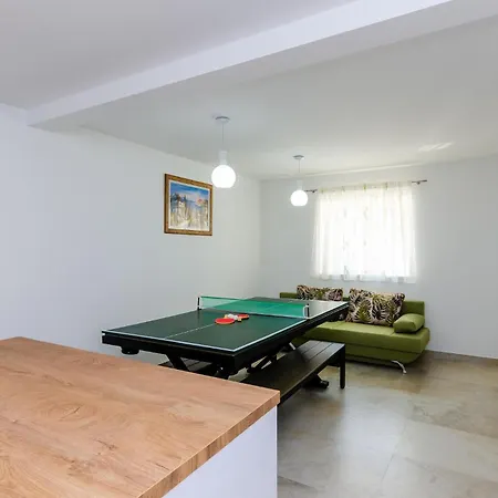 5 Bedroom Cozy In Gruda