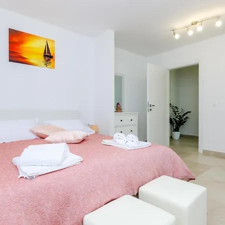 Holiday home 5 Bedroom Cozy In *