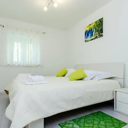 5 Bedroom Cozy In Holiday home Gruda
