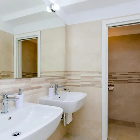 5 Bedroom Cozy In Holiday home *