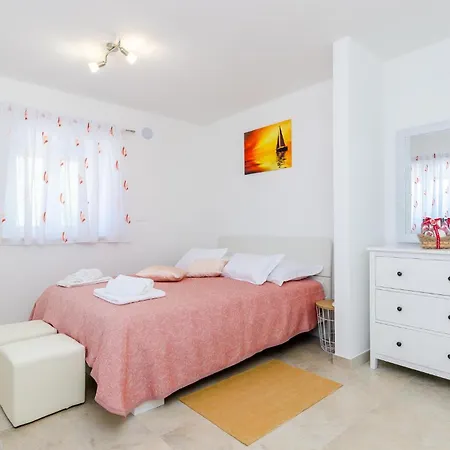5 Bedroom Cozy In Holiday home *